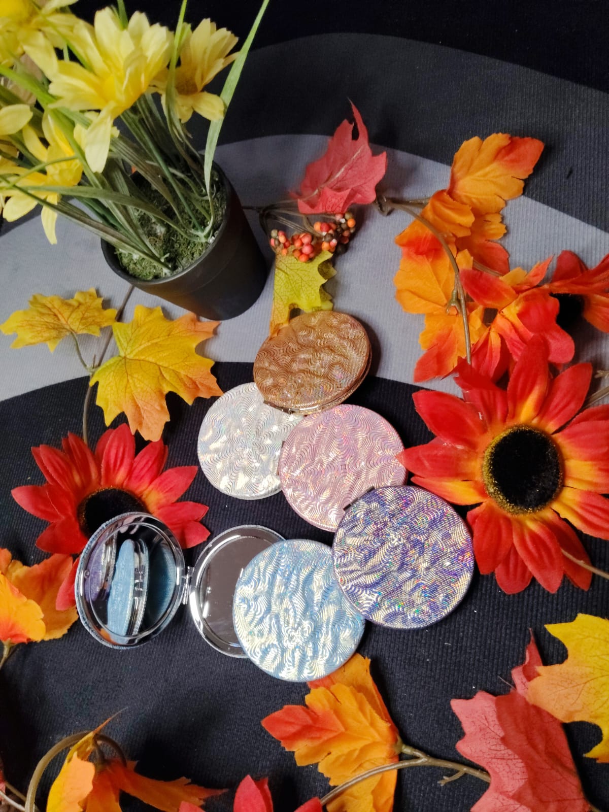 ESPEJO COMPACTO IRIDISCENTE CON AUMENTO – DISEÑO TEXTURIZADO Y PORTÁTIL