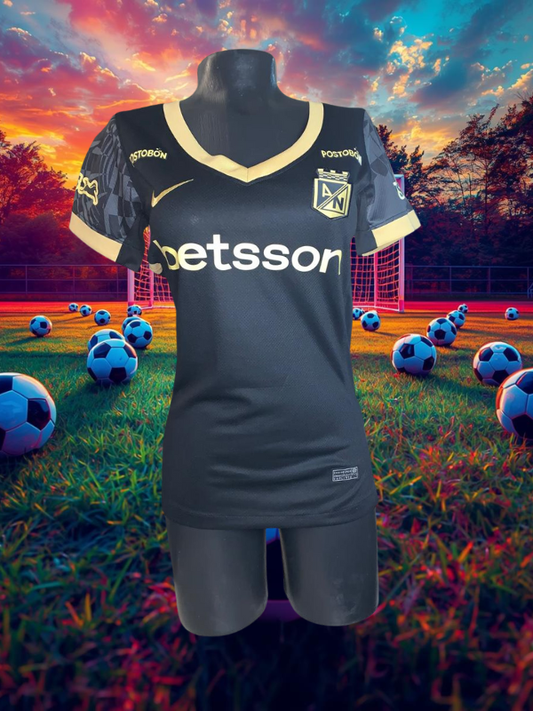 UNIFORME ATLÉTICO NACIONAL BLACK GOLD DAMA – ELEGANCIA VERDOLAGA