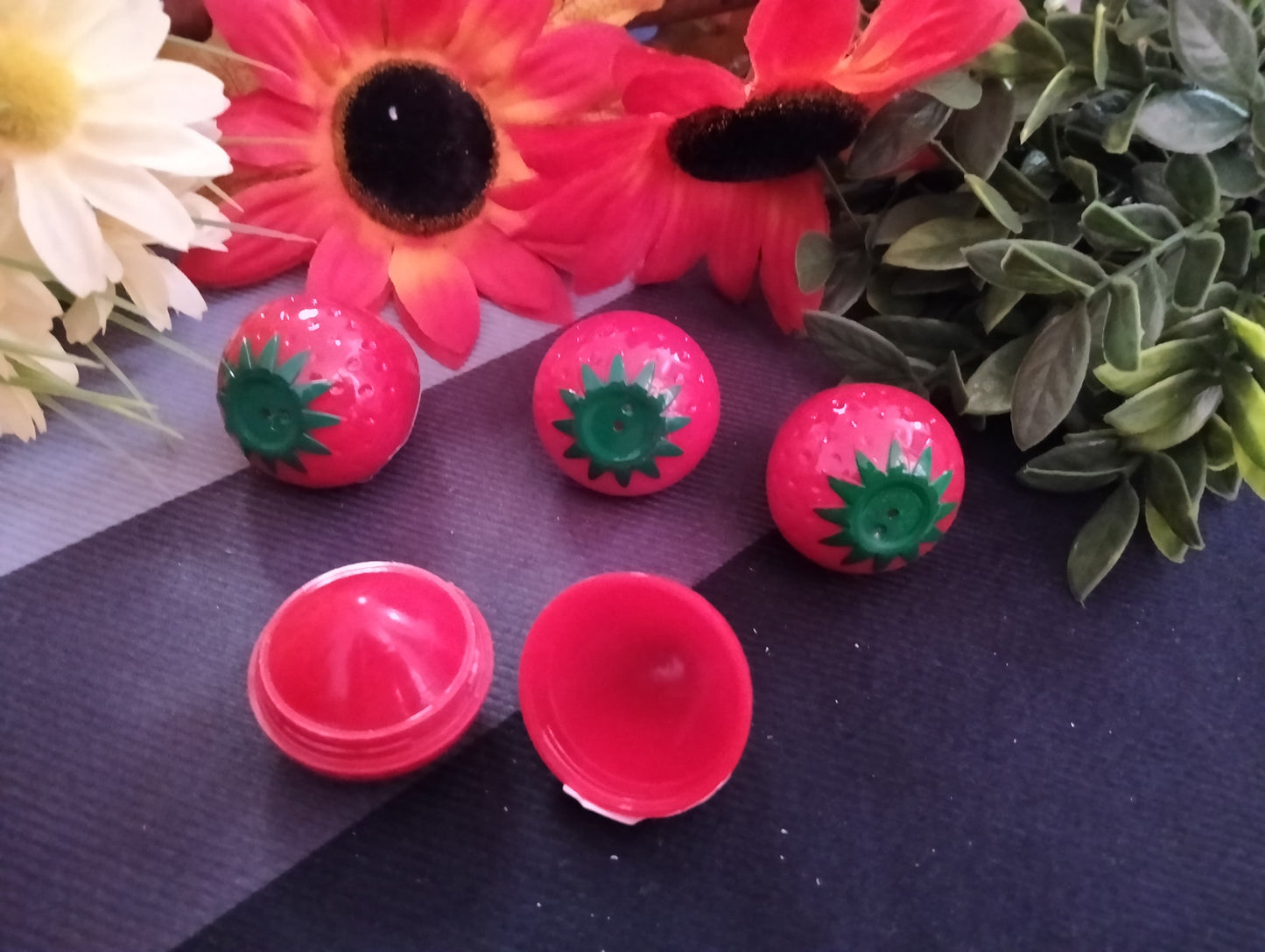 🍓 BÁLSAMO LABIAL EN FORMA DE FRESA – HIDRATACIÓN DULCE Y DURADERA