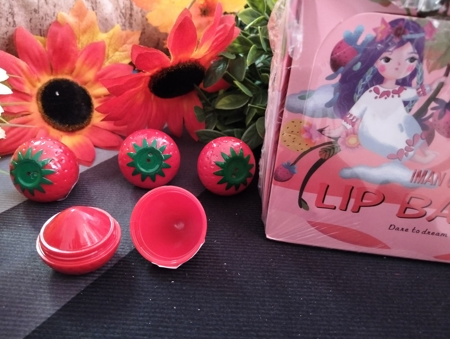 🍓 BÁLSAMO LABIAL EN FORMA DE FRESA – HIDRATACIÓN DULCE Y DURADERA