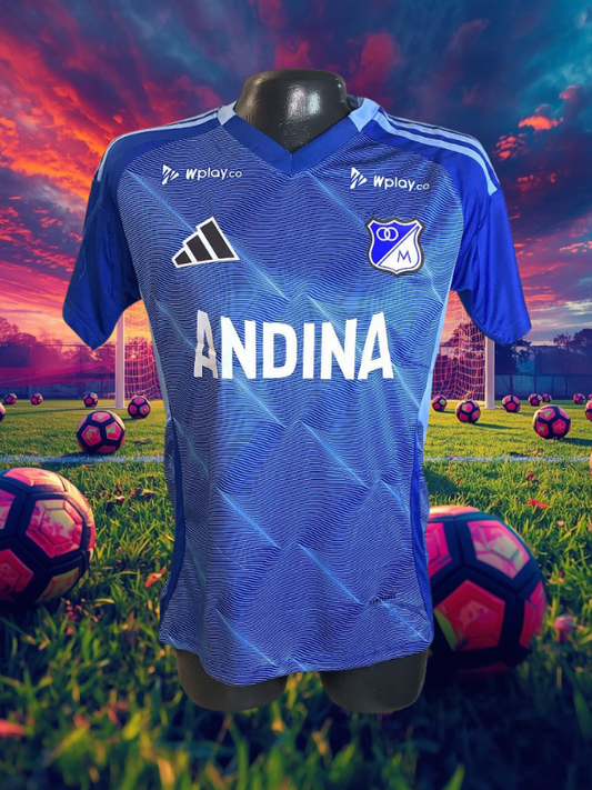 CAMISETA MILLONARIOS AZUL CAPITAL HOMBRE – TRADICIÓN, TÉCNICA Y ORGULLO