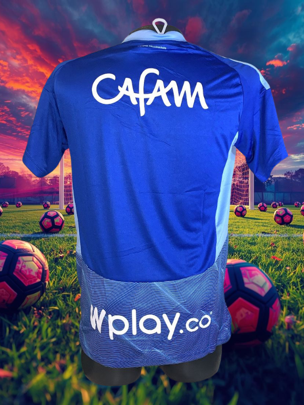 CAMISETA MILLONARIOS AZUL CAPITAL HOMBRE – TRADICIÓN, TÉCNICA Y ORGULLO