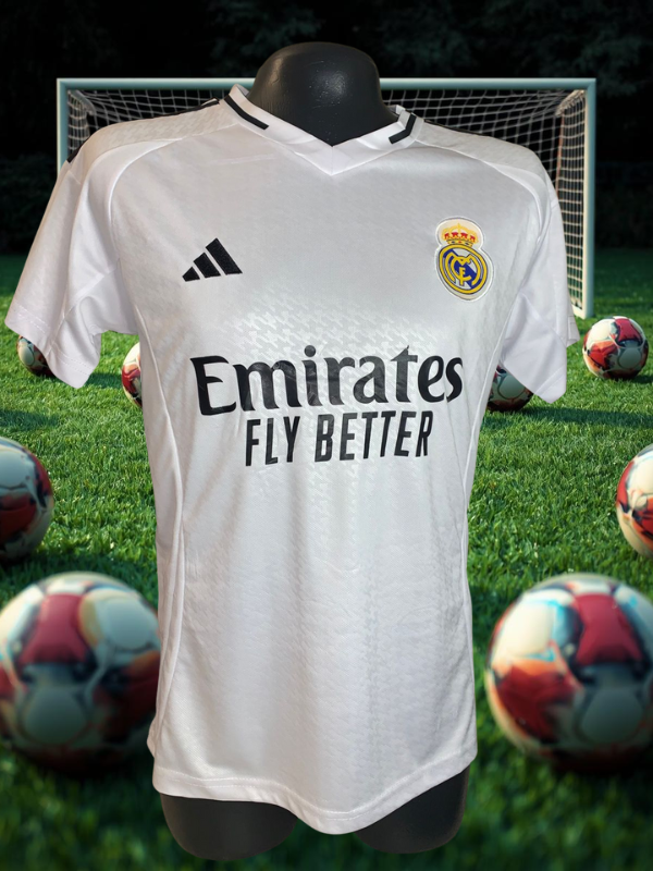 UNIFORME REAL MADRID WHITE ROYAL – ELEGANCIA HISTÓRICA CON TECNOLOGÍA DE CAMPEONES