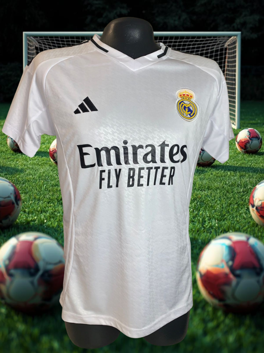 UNIFORME REAL MADRID WHITE ROYAL – ELEGANCIA HISTÓRICA CON TECNOLOGÍA DE CAMPEONES
