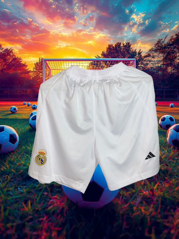 UNIFORME REAL MADRID WHITE ROYAL – ELEGANCIA HISTÓRICA CON TECNOLOGÍA DE CAMPEONES