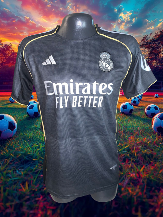 UNIFORME REAL MADRID BLACK ELITE – ELEGANCIA, POTENCIA Y TRADICIÓN