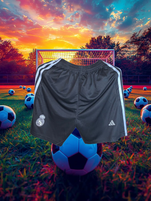 UNIFORME REAL MADRID BLACK ELITE – ELEGANCIA, POTENCIA Y TRADICIÓN