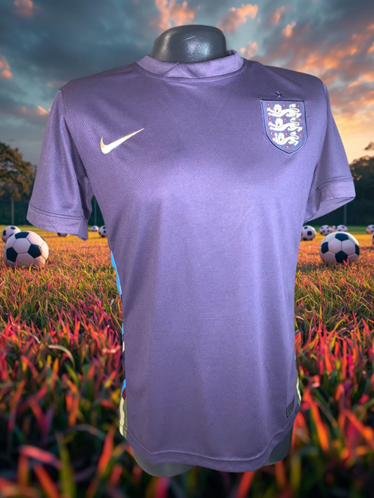 UNIFORME INGLATERRA PURPLE LEGACY – ELEGANCIA BRITÁNICA CON ESPÍRITU COMPETITIVO