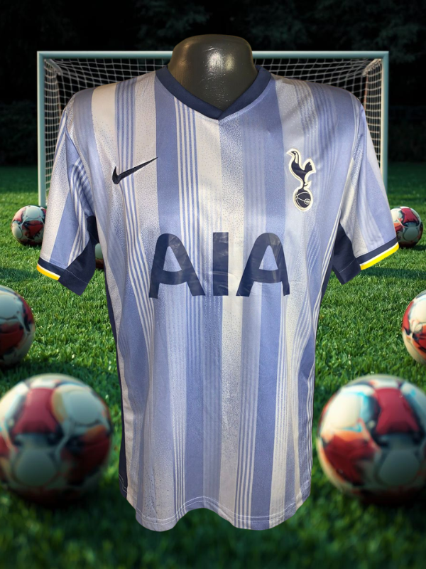 UNIFORME TOTTENHAM BLUE STRIPES – PRECISIÓN INGLESA CON ESTILO VANGUARDISTA